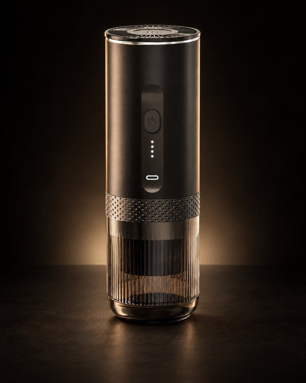 L'Allongé, machine à espresso portable : corps noir mat, quatre voyants blancs, tasse cannelée fumée