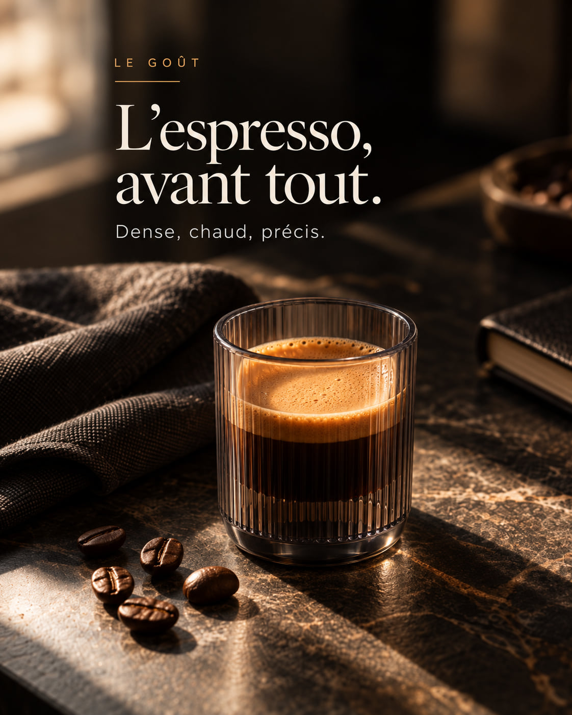 Un espresso dans un verre cannelé, crème dorée en surface