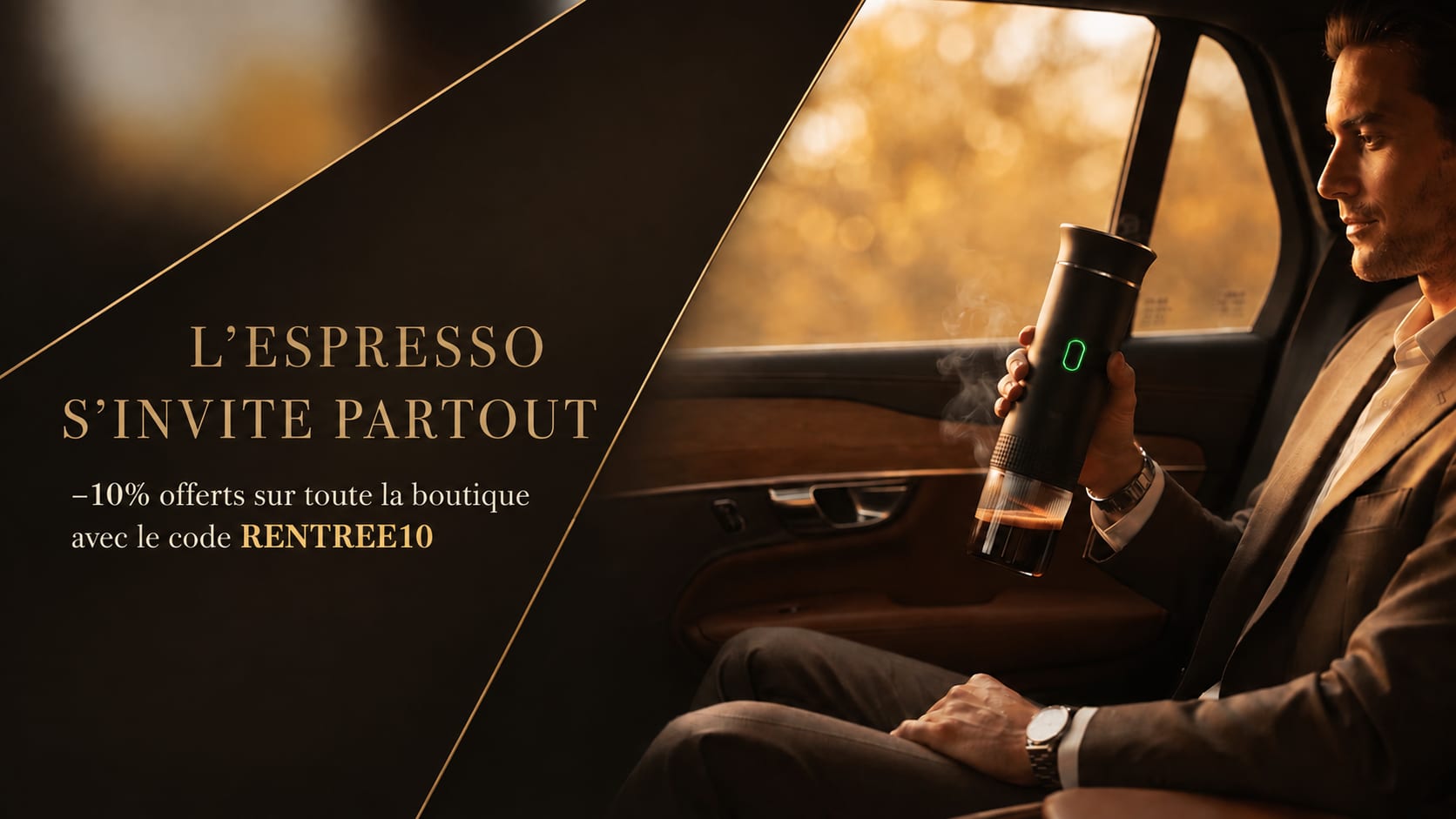 Homme savourant un espresso préparé avec L'Allongé à l'arrière de sa voiture, lumière dorée de fin de journée