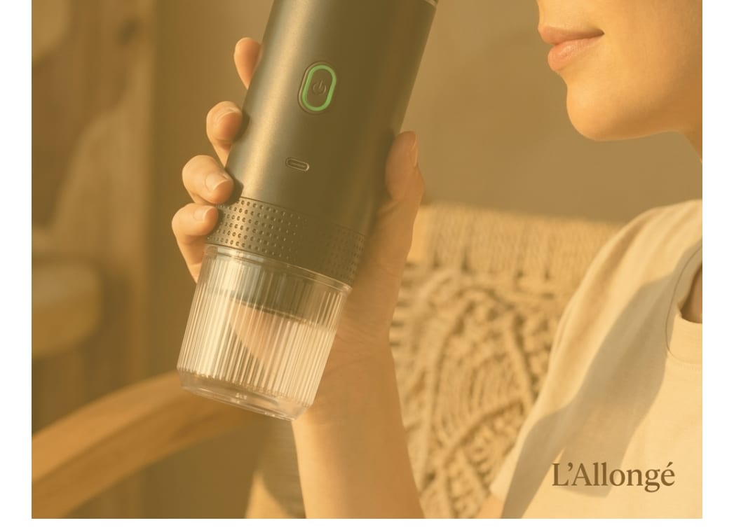 Femme savourant un instant calme avec un café préparé grâce à L'Allongé